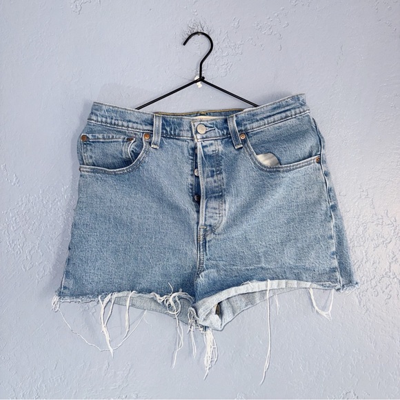 Levis Ribcage Distressed Jeans Shorts Size 30 - Picture 1 of 6